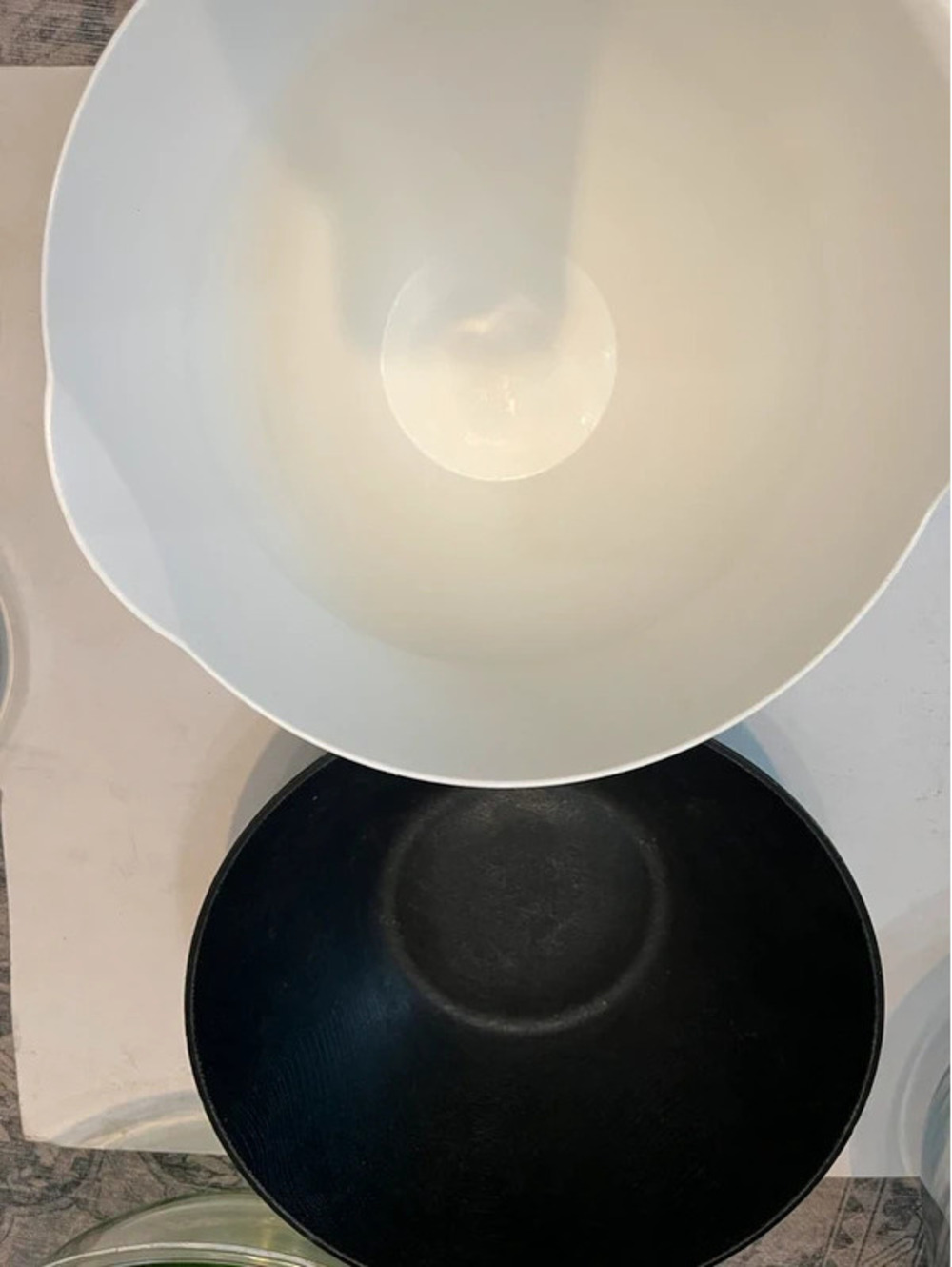 2 plastic mixing bowls large